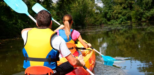 Recorrer en canoa el rio jovi